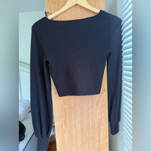 Urban Outfitters Black V-Neck Long Sleeve - Picture 2 of 3